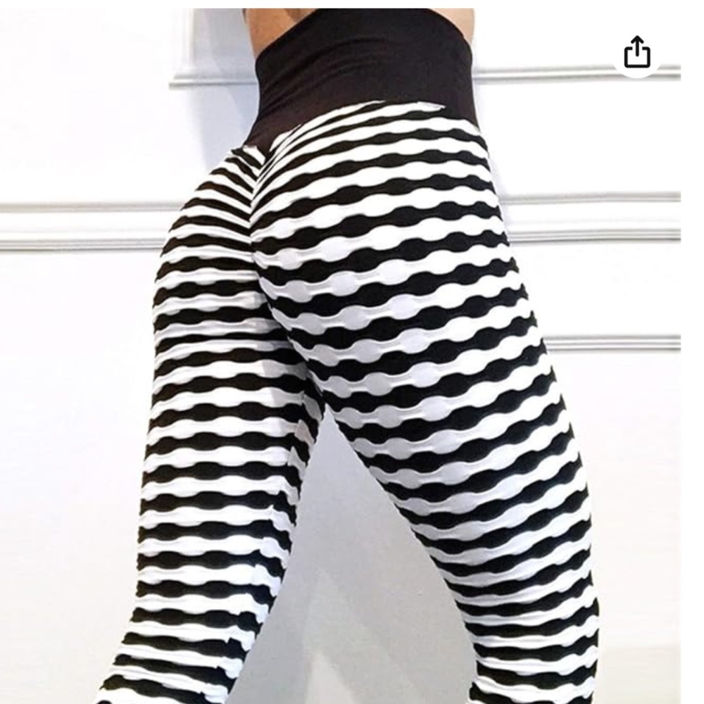 Black and White Scrunch Butt Leggings